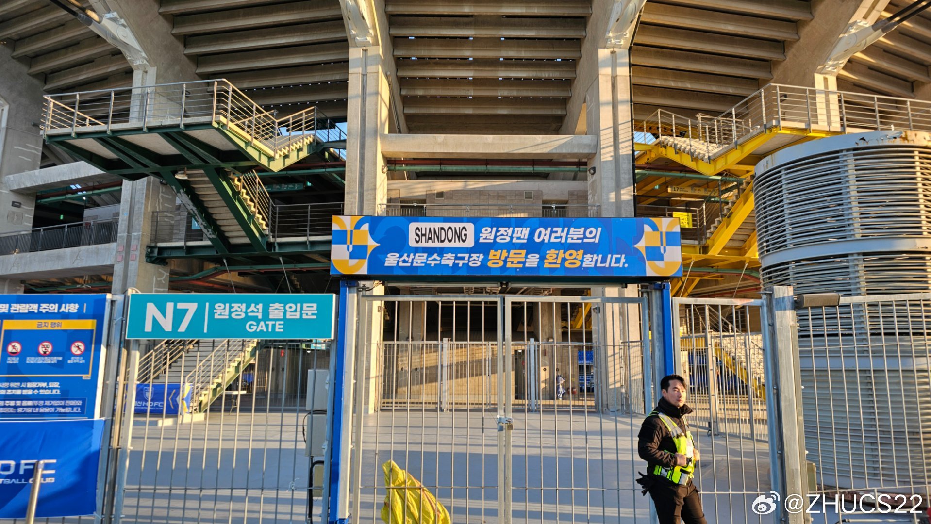  博主：蔚山現(xiàn)場(chǎng)工作人員、轉(zhuǎn)播車、安保在準(zhǔn)備撤場(chǎng)，場(chǎng)外一片安靜
