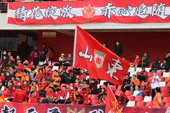 主場上萬名球迷的吶喊助威，給山東體彩女足征戰(zhàn)女超增添了能量與動力