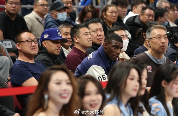  真籃球迷！國安外援法比奧攜玉昆外援科斯塔來到五棵松觀戰(zhàn)CBA