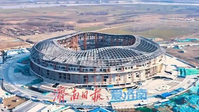  魯媒：戴上1.6萬(wàn)噸“鋼鐵巨冠”，黃河體育中心球場(chǎng)完成屋蓋施工
