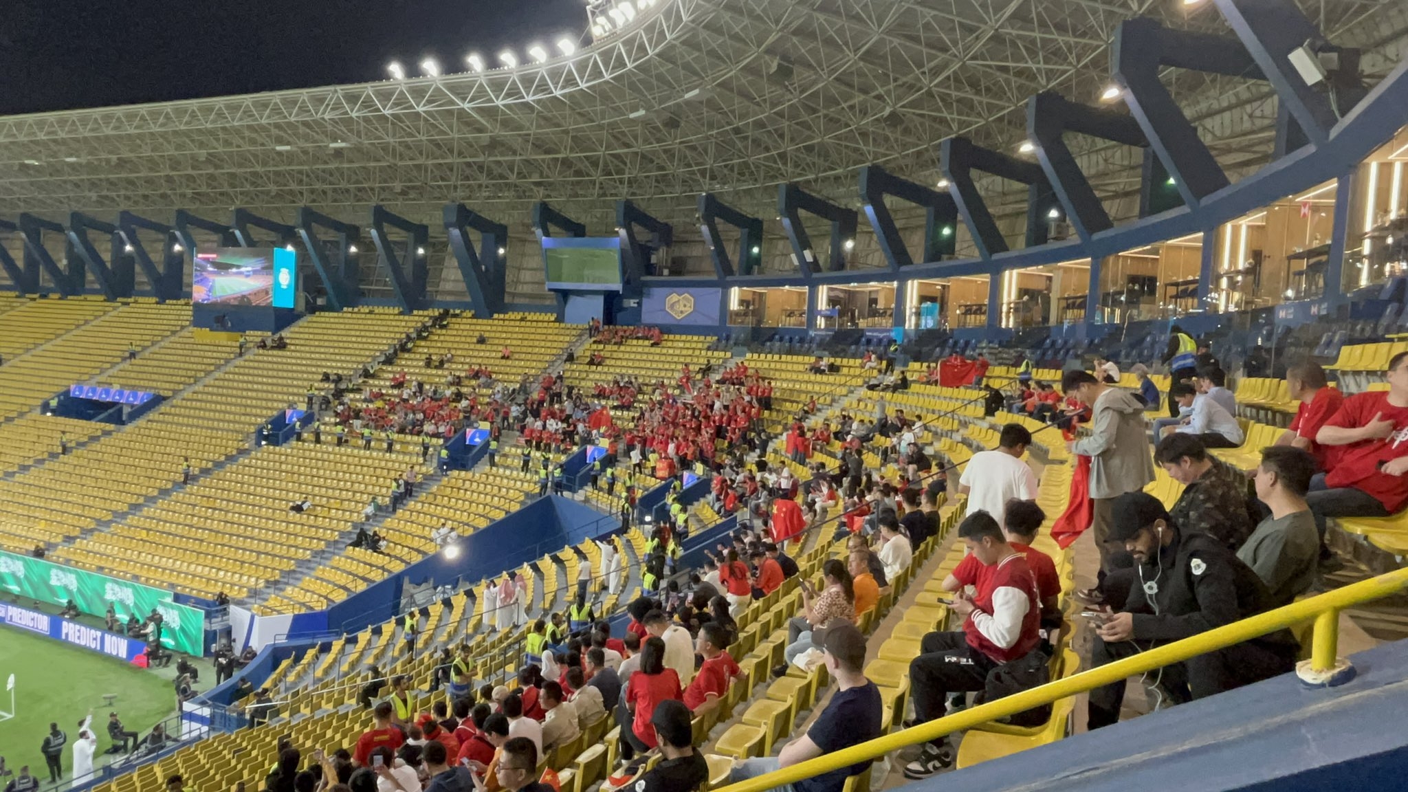  球票已售罄！中國球迷已經(jīng)入場，坐在球場上層沙特球迷區(qū)上方