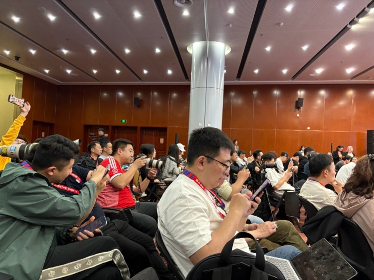  萬(wàn)眾矚目！記者擠滿國(guó)足賽前新聞發(fā)布廳，賽場(chǎng)記者預(yù)計(jì)超300人
