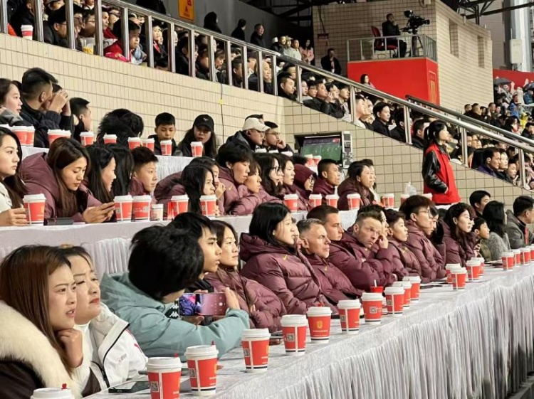  北青體育：中國女足現(xiàn)身中甲賽場，觀看重慶銅梁龍vs遼寧鐵人