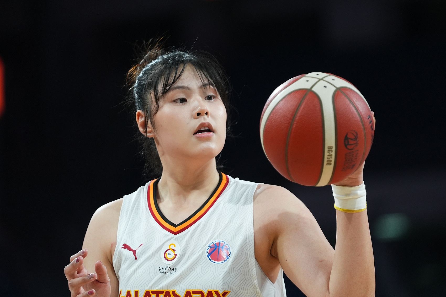  穩(wěn)定高效！李月汝9中6得到18分10板1助2斷1帽 罰球6中6
